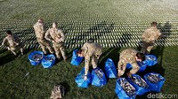 Para tentara ini menyusun patung-patung yang terbungkus kain kafan tersebut sedemikian rupa. REUTERS/Henry Nicholls.