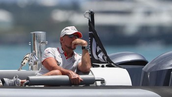 Dia memiliki sebuah yacht mewah yang diberi nama Rising Sun. Saking besarnya, kapal yang dibangun pada tahun 2004 ini merupakan yacht terbesar nomor 8 di dunia. Untuk membangun Rising Sun, Ellison harus menggelontorkan hingga USD 200 juta. Di dalamnya terdapat jacuzzi, gym, spa, bioskop pribadi, lapangan basket, hingga heli cap.  Foto: Getty Images