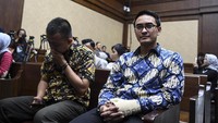 Zumi diyakini melanggar Pasal 12B Undang-undang Nomor 31 Tahun 1999 sebagaimana diubah dengan Undang-Undang Nomor Tahun 2001 tentang Pemberantasan Tindak Pidana Korupsi juncto Pasal 55 ayat 1 ke-1 KUHP juncto Pasal 65 ayat 1 KUHP. Zumi Zola juga diyakini jaksa telah melanggar Pasal 5 ayat 1 Undang-undang Nomor 31 Tahun 1999 sebagaimana diubah dengan Undang-Undang Nomor Tahun 2001 tentang Pemberantasan Tindak Pidana Korupsi juncto Pasal 55 ayat 1 ke-1 KUHP juncto Pasal 65 ayat 1 KUHP.