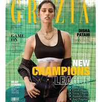 Ini gaya Disha saat tampil di cover majalah Grazia. Penampilannya pun terlihat seksi dengan bra Calvin Klein hitam yang dipadu-padankan dengan denim. Foto: Instagram @dishapatani