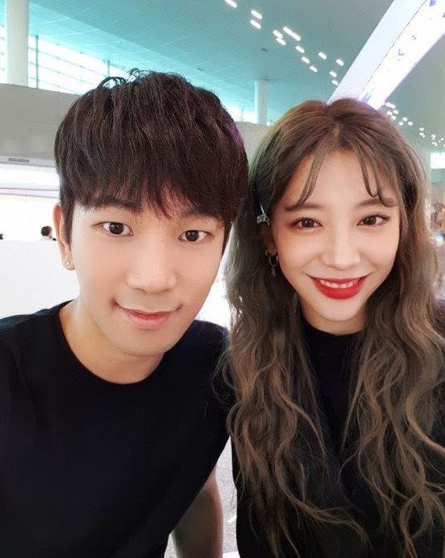 Personel MBLAq, G.O, mengumumkan hubungan asmaranya dengan Choi Ye Seul pada awal 2018. Ia mengagumi sang kekasih sebagai orang yang telah membantunya melawan depresi dan kecanduan alkohol. Aku kaget bisa bahagia tanpa khawatir apapun. Dia adalah seseorang yang menerimaku apa adanya dan sangat pengertian. Aku sangat bahagia, ujar G.O. Foto: istimewa