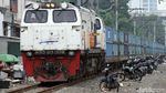 Kondisi Bantaran Rel Kereta Duri-Petamburan Kian Kumuh