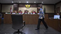 Gubernur Jambi nonaktif itu terjerat kasus suap dan gratifikasi terkait proyek-proyek di Dinas Pekerjaan Umum dan Perumahan Rakyat (PUPR) Provinsi Jambi.