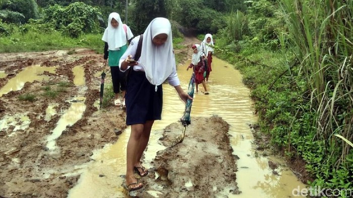 Pemkab Sukabumi Janji Segera Bangun Jalan di Tegalbuleud yang Rusak