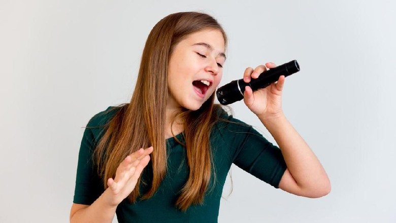 Ilustrasi anak nyanyikan lagu orang dewasa/ Foto: iStock Ilustrasi anak nyanyikan lagu orang dewasa/ Foto: iStock