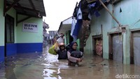 Andi pun melanjutkan banjir itu merendam ratusan rumah warga yang ada di Kelurahan Andir. Ketinggian air di dalam rumahnya sekitar paha orang dewasa, sedangkan di jalan gang sekitar pinggang orang dewasa.