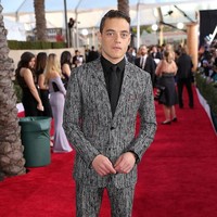 Di film Boheman Rhapsody, aktor Rami Malek berperan sebagai vokalis Queen Freddie Mercury yang dikenal dengan gaya flamboyannya. Di kehidupan nyata, Rami juga dikenal berkat gayanya yang modis. (Foto: Getty Images)