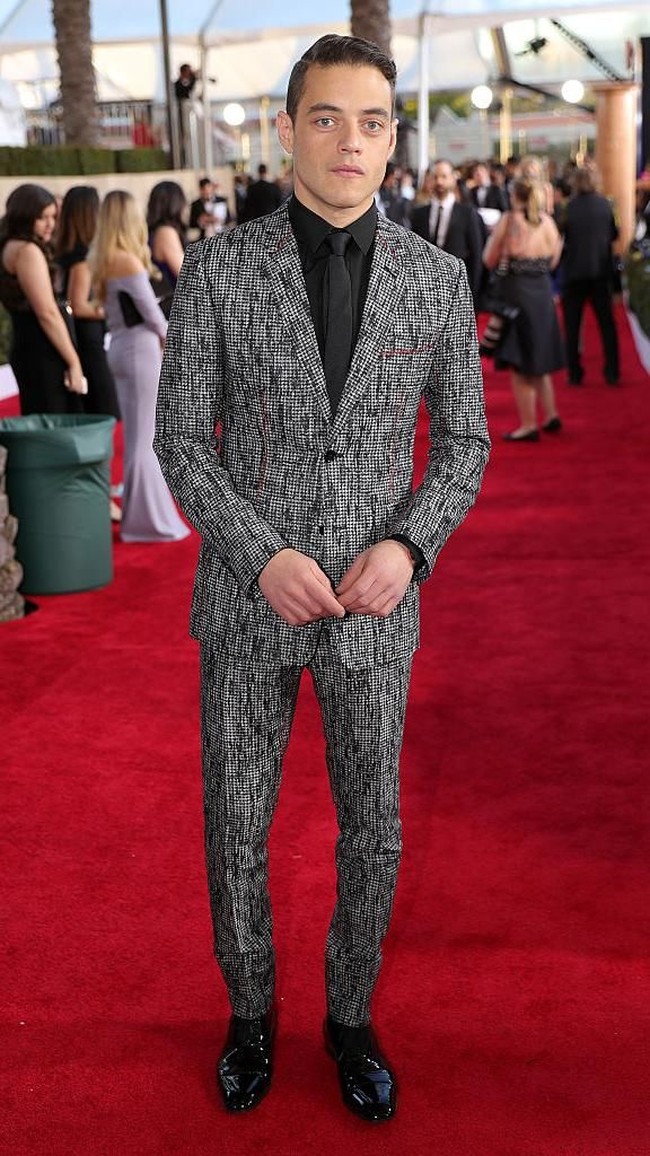 Di film Boheman Rhapsody, aktor Rami Malek berperan sebagai vokalis Queen Freddie Mercury yang dikenal dengan gaya flamboyannya. Di kehidupan nyata, Rami juga dikenal berkat gayanya yang modis. (Foto: Getty Images)