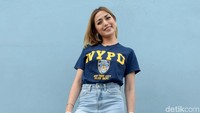 Wanita yang akrab disapa Jedar itu tampil kece dengan bootcuts jeans dan kaus. Pool/Noel/detikFoto.
