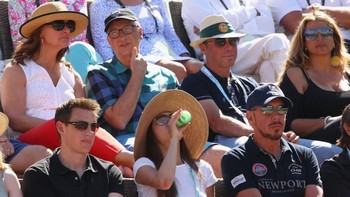 Menonton tenis adalah hobi kesuakaannya. Terlihat di sini dia berada di boks VIP bersama Bill Gates dan istrinya Melinda. Foto: Getty Images