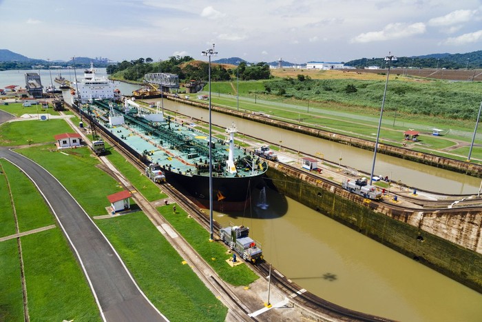 Terusan Panama, Large ships navigate the Panama canal