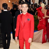 Setelan serba merah yang mencolok dipilih Rami Malek sehingga penampilannya tak terasa monoton. (Foto: Getty Images)