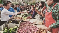 Kalau di pasar modern atau di mal tak ketemu emping mentah dan kecipir, ke mana mencarinya? Ya ke pasar tradisional, kata Jokowi saat blusukan ke pasar Kranggan di Yogyakarta. Foto: Instagram Jokowi