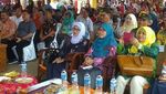 Intip Momen Bupati Indramayu, Anna Sophanah Saat Makan Bareng Warga