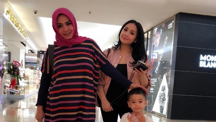 Rieta Amilia dan cucu