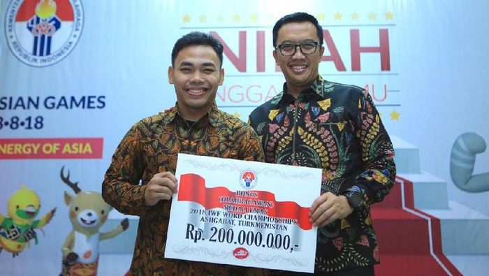 Eko Yuli Irawan diganjar bonus senilai Rp 450 juta dari Presiden dan Menpora setelah menjadi juara dunia. (dok. Humas Kemenpora) Eko Yuli Irawan diganjar bonus senilai Rp 450 juta dari Presiden dan Menpora setelah menjadi juara dunia. (dok. Humas Kemenpora)