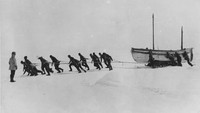 Petualangan pertama ke Antartika dilakukan oleh Ernest Shackleton, pada awal 1900-an. Shackleton dan krunya menyeret sekoci yang telah diselamatkan sebelumnya di atas es (Getty/CNN Travel)