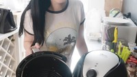 Meski sudah 32 tahun, Jill tampak awet muda ya? Ini gayanya saat menggoreng pakai air fryer yang lebih sehat. Foto: Instagram jill_gladys_
