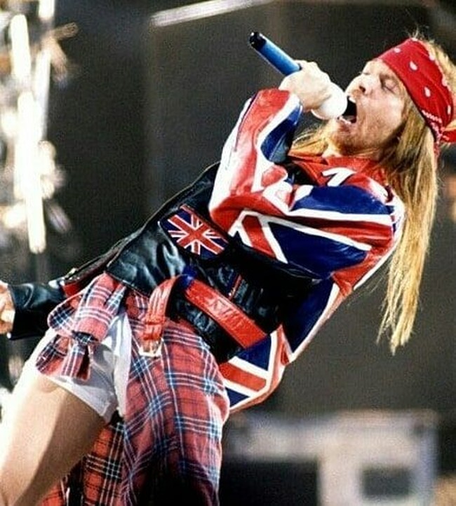 Celana dalam dan jaket menjadi variasi lain dari gaya andalan Axl ini. Seperti jaket kulit bermotif bendera Inggris atau Union Jack ini. (Foto: Instagram/@__axl.rose_)