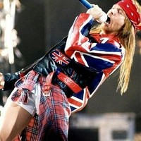 Celana dalam dan jaket menjadi variasi lain dari gaya andalan Axl ini. Seperti jaket kulit bermotif bendera Inggris atau Union Jack ini. (Foto: Instagram/@__axl.rose_)