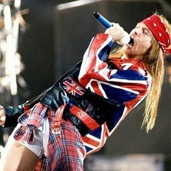 Axl Rose Kibarkan Bendera Palestina Pas Nyanyi Civil War