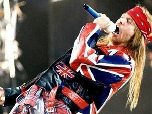 Axl Rose Kibarkan Bendera Palestina Pas Nyanyi Civil War