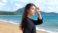 Tak hanya di kolam renang, Gibby yang juga presenter Televisi Channel 9 MCOT HD di Thailand ini, juga suka ke pantai. (Instagram/@gibby_p)