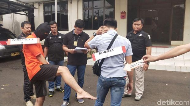 Adegan kelima, korban MKF ditendang tersangka MFN (17)