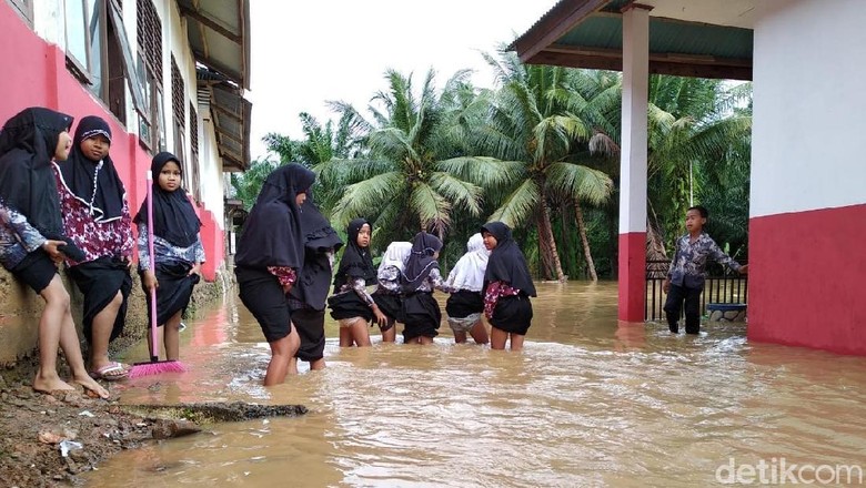 Sumbar Kembali Dilanda Banjir, Sebagian Warga Mengungsi Sumbar Kembali Dilanda Banjir, Sebagian Warga Mengungsi