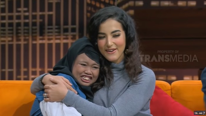 Rahmawati Kekeyi Nangis Bertemu Tasya Farasya. Foto: Dok. YouTube Hitam Putih Rahmawati Kekeyi Nangis Bertemu Tasya Farasya. Foto: Dok. YouTube Hitam Putih