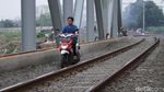 Makin Nekat! Pemotor Mulai Terobos Jalur Kereta