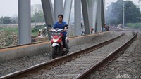 Risiko terserempet kereta juga tak mereka indahkan.