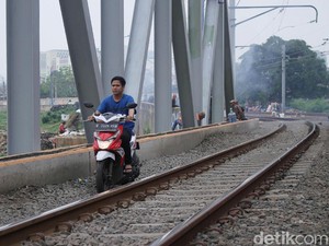 Video: Tak Cuma JLNT, Rel Kereta juga Dijajah Pemotor