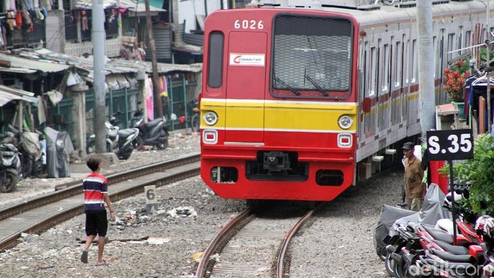 Kondisi bantaran rel kereta Duri-Petamburan terlihat kumuh. Banyaknya aktivitas di sekitar rel itu juga membahayakan bagi keselamatan warga.