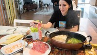 Eating well is a form of Self Respect, tulis Jill yang hendak makan shabu-shabu homemade. Wah, setuju banget deh sama quotenya! Foto: Instagram jill_gladys_