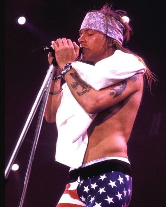 Salah satu gaya ikonik Axl Rose: tampil dengan bike short bergambar bendera Amerika. (Foto: Instagram/@__axl.rose_)