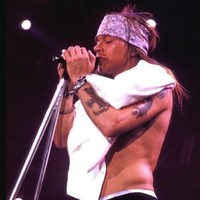 Salah satu gaya ikonik Axl Rose: tampil dengan bike short bergambar bendera Amerika. (Foto: Instagram/@__axl.rose_)