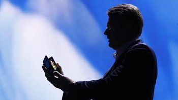 Samsung tak menunjukkan secara terang-terangan karena masih prototipe dan belum boleh dicoba. Mereka pun mendemonstrasikan ketika layar dibuka. Foto: Reuters