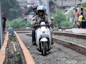 KAI Daop I Pasang Palang Rel yang Kerap Dijajah Pemotor