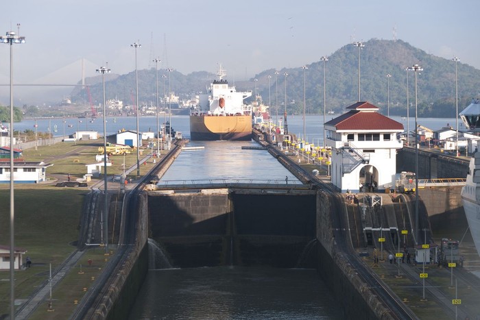 Terusan Panama, Large ships navigate the Panama canal