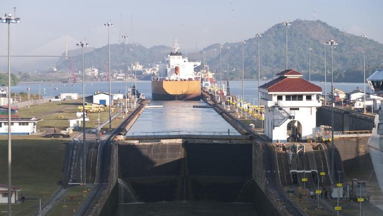 Terusan Panama, Large ships navigate the Panama canal