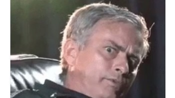 Di meme ini, Mourinho diibaratkan bergaya mencibir otot kekar Ronaldo. Toh yang akhirnya menang kan MU. (Foto: Internet/Twitter)