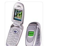 Tentu saja yang ini adalah ponsel lipat dan di masa lalu Samsung punya banyak ponsel dengan model clamshell seperti itu. (Foto: Internet/Twitter)