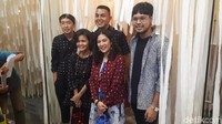 Chitra Subyakto, Davy Linggar, Dian Sastrowardoyo, Tulus, dan Petra Sihombing di pembukaan Sejauh Mata Memandang, pameran seni Timun Mas di Senayan City, Kamis (8/11/2018).  (Desi Puspasari/detikHOT)