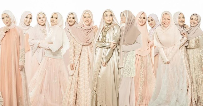 Mereka menyebut kumpulan tersebut dengan nama Hijab Squad. Sama-sama berhijrah dan masih terjun di dunia entertainment, membuat mereka memiliki frekuensi yang sama. Foto: Diera Bachir