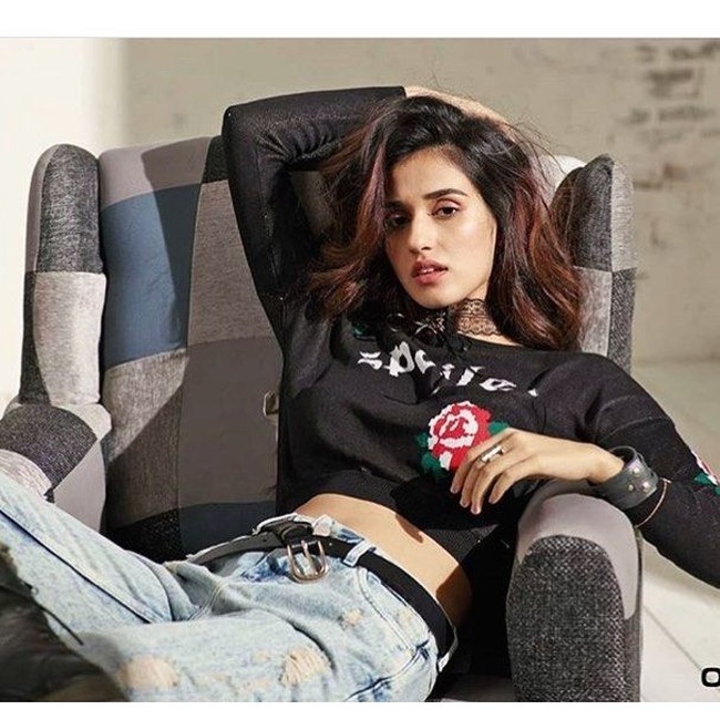 Gaya kasual Disha yang pamer perut rata ini pun tampak memesona. Foto: Instagram @dishapatani