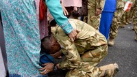 Seorang prajurit TNI AL yang tergabung dalam Satgas Maritim Task Force (MTF) Konga XXVIII.J UNIFIL mencium kaki ibunya ketika tiba di Dermaga Ujung Koarmada II Surabaya. ANTARA FOTO/M Risyal Hidayat.