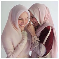 Hari itu, mereka kompak memakai busana bernuansa dusty pink besutan desainer ternama Irna Mutiara. Koleksi busana itu ada di bawah label Irna La Perle. Foto: Diera Bachir