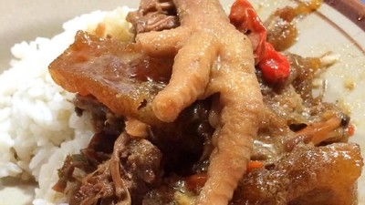 Pagi Ini Enaknya Sarapan Gudeg Ceker yang Gurih Hangat