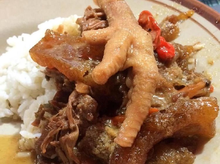 Pagi Ini Enaknya Sarapan Gudeg Ceker yang Gurih Hangat